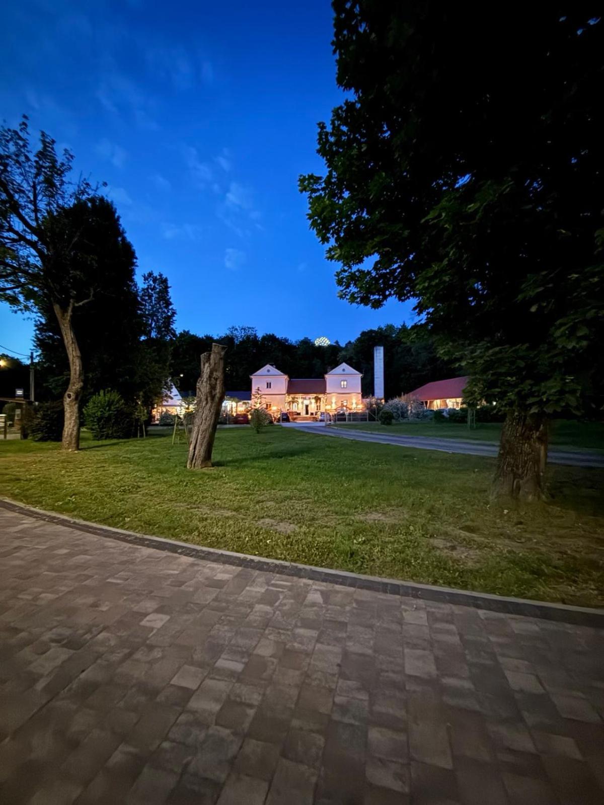 Kinizsi Udvar Apartmanház Balatonboglár Exteriér fotografie